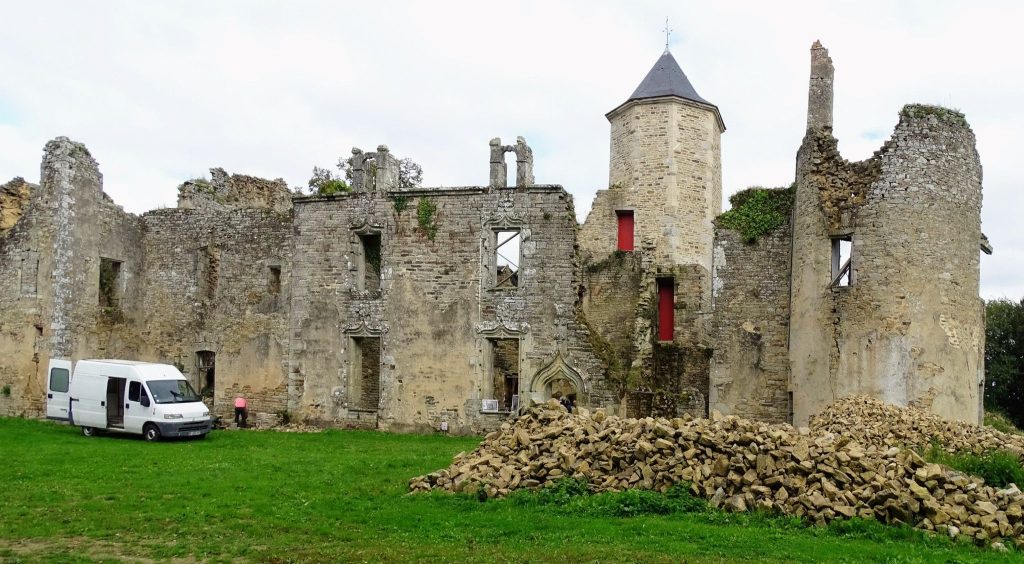 château de coetcandec alerte sos dégradation pierres qui tombent en ruine